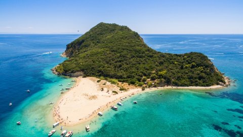 И дали знаевте дека можете да купите куќа покрај море во Грција поевтино од гарсониера во Прага?